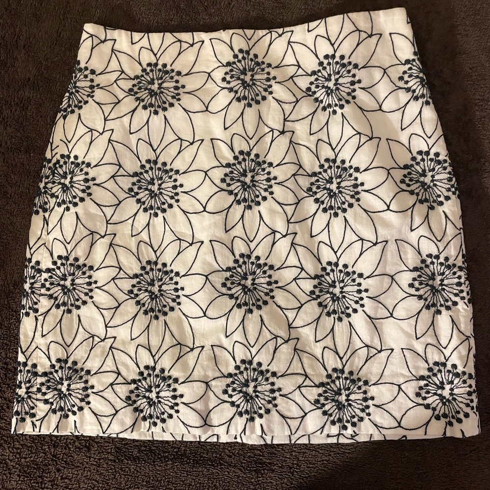 J. Crew White Pencil Skirt with Black Floral Embroidery size 0p 0 petite